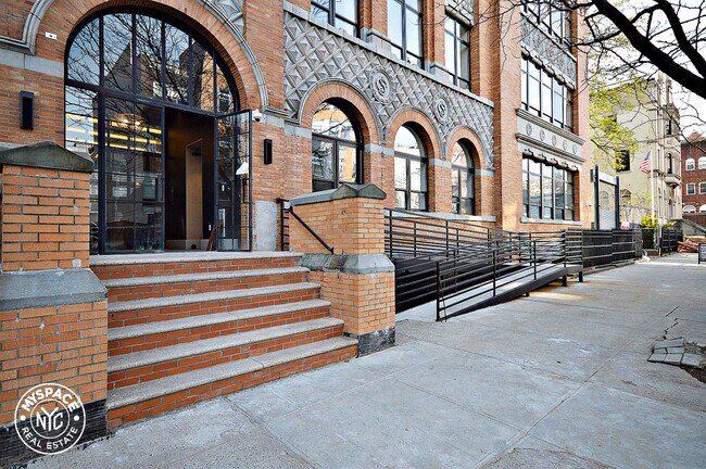 Building Photo - 21 Monitor St