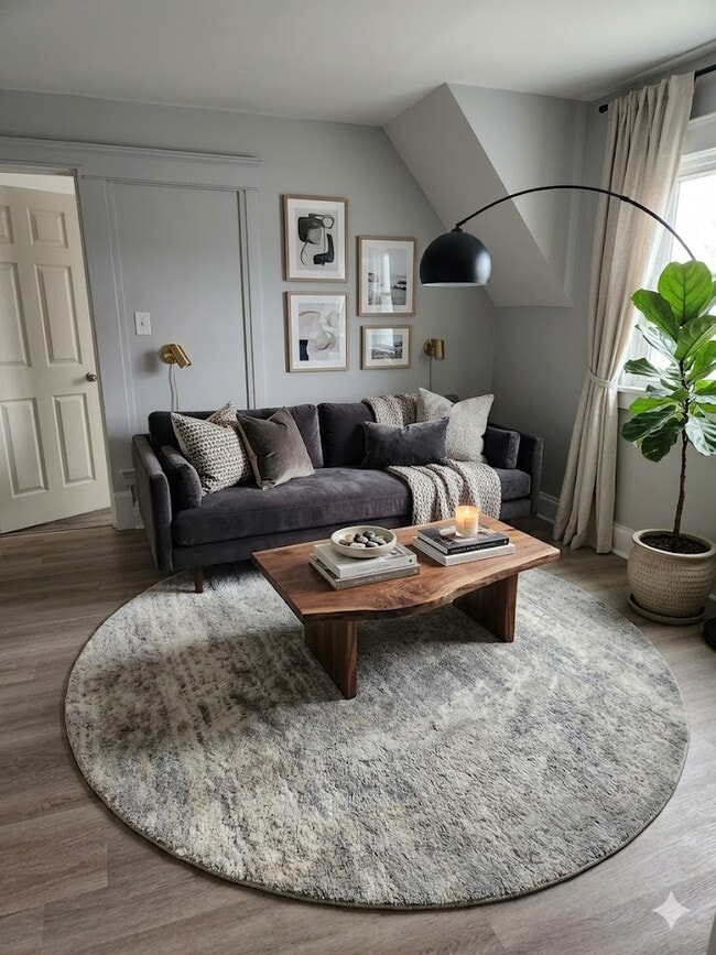 Building Photo - 730 E Hurlbut Ave