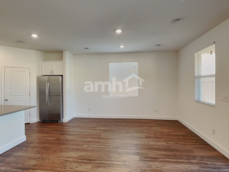 Building Photo - 10132 W Oleta Ave