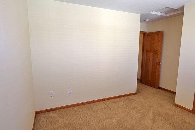 Building Photo - 3 Bedroom Townhome