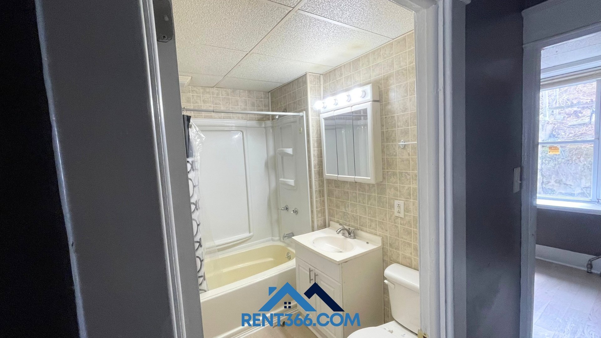 Building Photo - 403 E Norwegian St