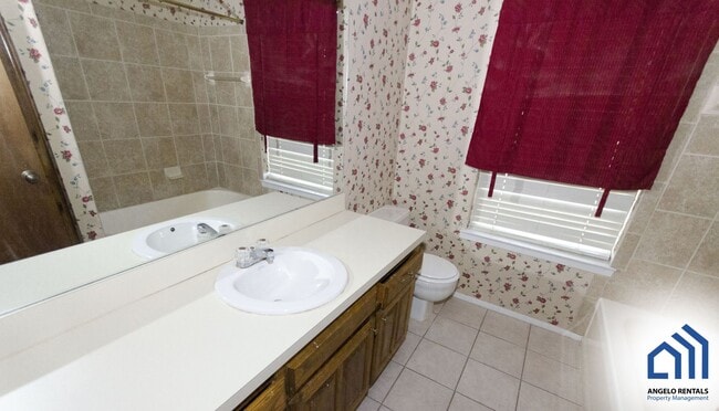 Building Photo - 6 MONTH LEASE!! SPACIOUS Southland 4 bed/3...