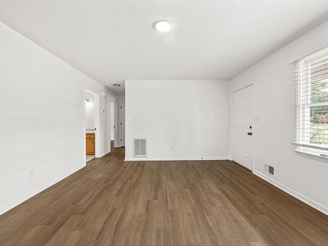 Building Photo - Freshly renovated 2 bed 2 bath home-$500 off first month rent!!