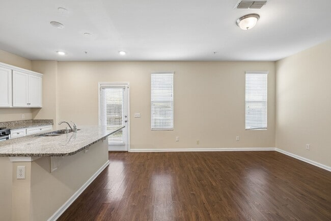 Building Photo - Modern 3BR Townhome with Garage in Desirable Nichols Vale