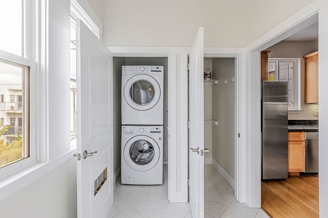 Building Photo - Stylish Top-Floor Two Bedroom and One and ...