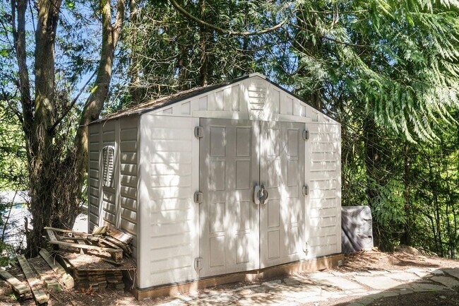Building Photo - 3 Bedroom Sammamish Rambler in Quiet Cul d...