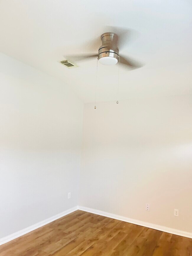 Building Photo - 2024 Jean St