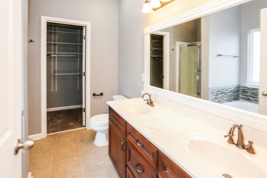 Building Photo - 9918 White Poplar Dr