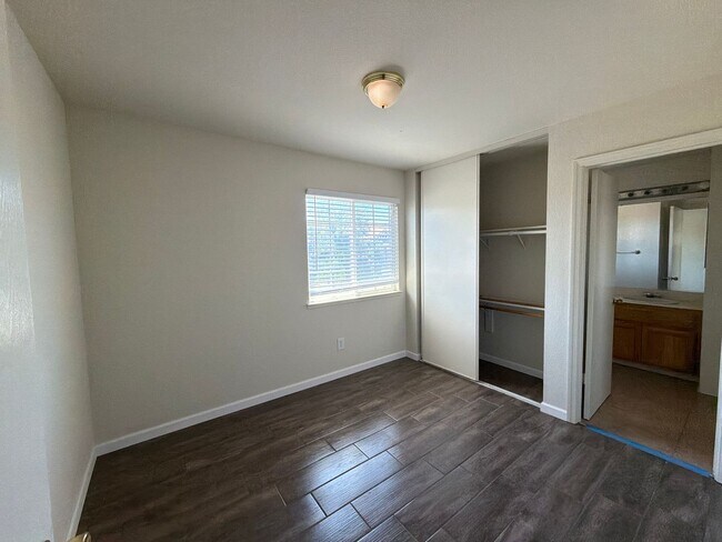 Building Photo - GREAT CORNER LOCATION IN CENTRAL BRENTWOOD