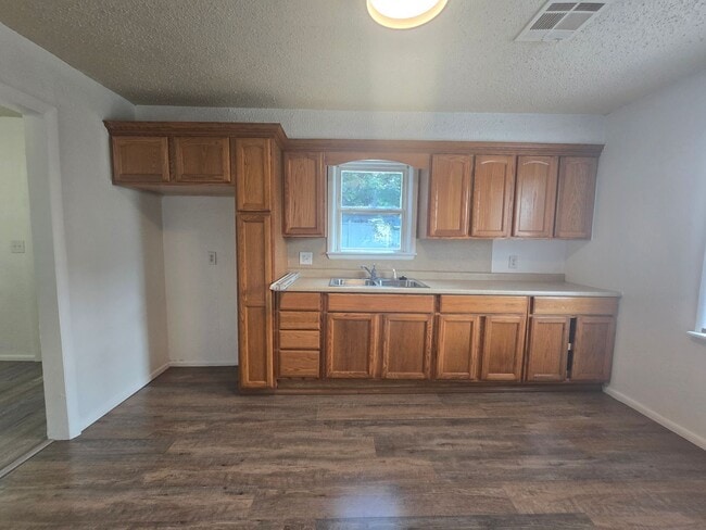 Building Photo - 1 Bedroom 1 Bath Home in Shawnee!