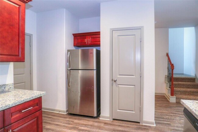 Building Photo - 897 E Semands St