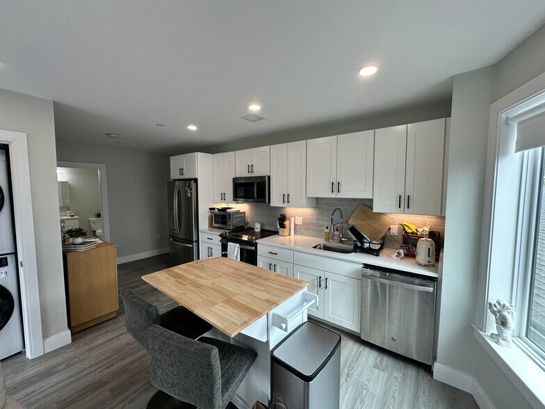 Building Photo - 206 Old Colony Ave