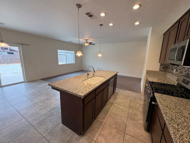 Building Photo - SE Visalia home Rent Ready!