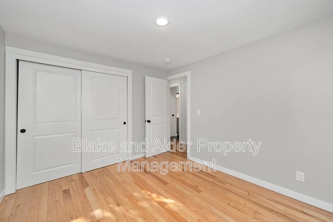 Building Photo - 2402 SE 9th Ct