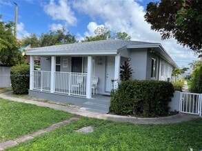 Building Photo - 885 SW 29th Ave