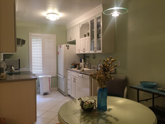 Building Photo - Fully Furnished One-Bedroom in Monterey!