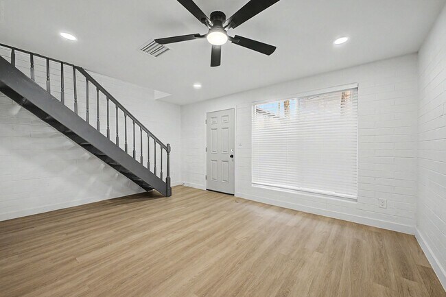 Building Photo - Gorgeous 2 Bed + Bonus Room | Large Private Yards | Resort Pool | 8 Weeks Free Rent!