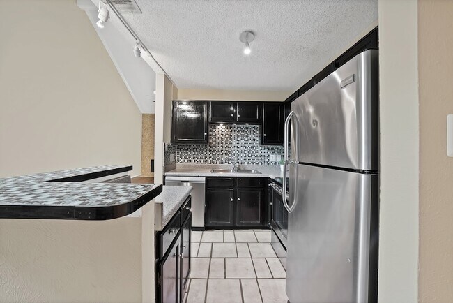 Building Photo - 2428 Forest Brook Ln