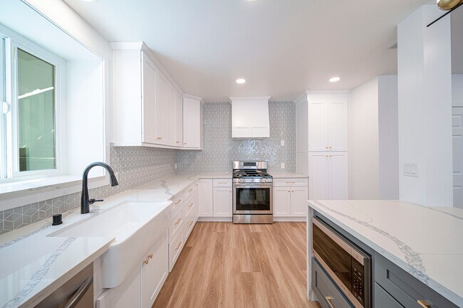 Building Photo - 9455 Hillhaven Ave