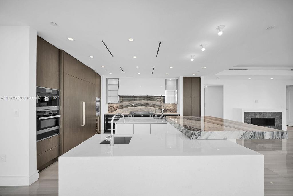 Building Photo - 17901 Collins Ave