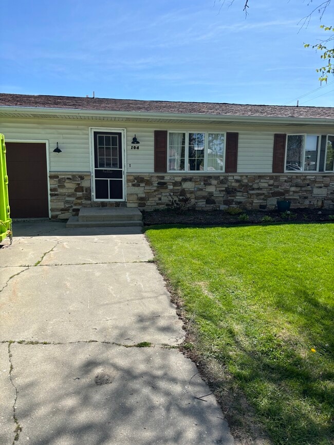 Primary Photo - 102 Westgate Dr