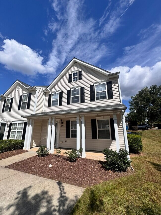 Building Photo - Great space in this 3 bedroom 2 and 1/2 bath end unit Townhome!