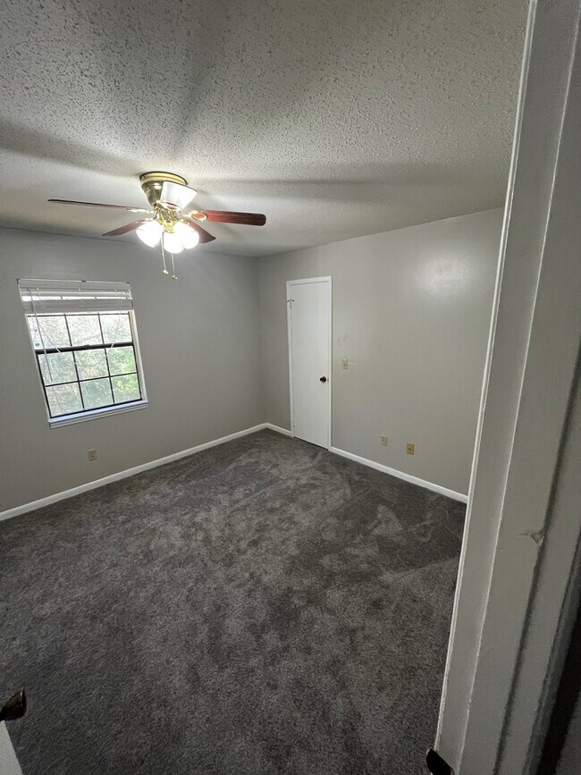 Building Photo - 300 Apache Dr