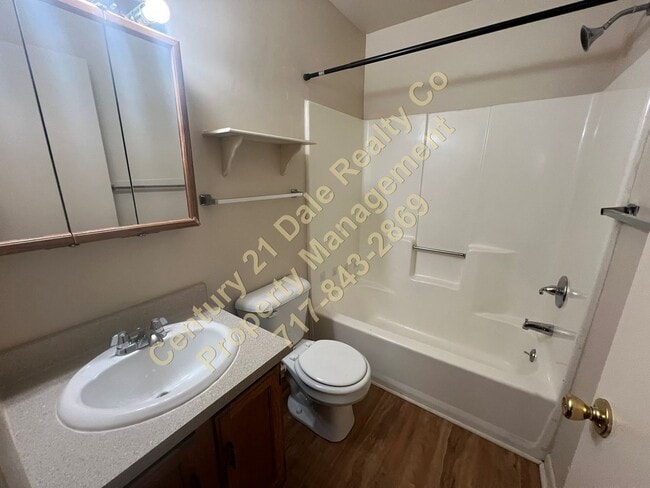 Building Photo - Lovely 2 BR, 1.5 Bath townhome in the Lexi...