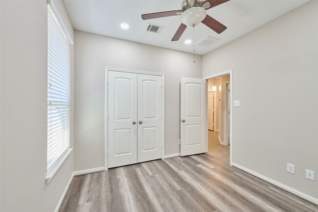 Building Photo - 12635 Lakeshore Dr