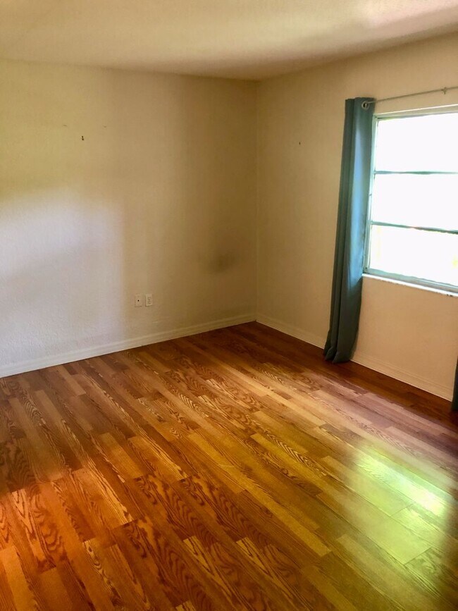 Building Photo - 936 La Costa Cir