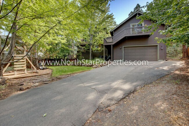 Building Photo - Spacious Five Bed Home in NW Bend