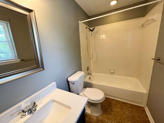 Building Photo - Freshly Updated Condo!