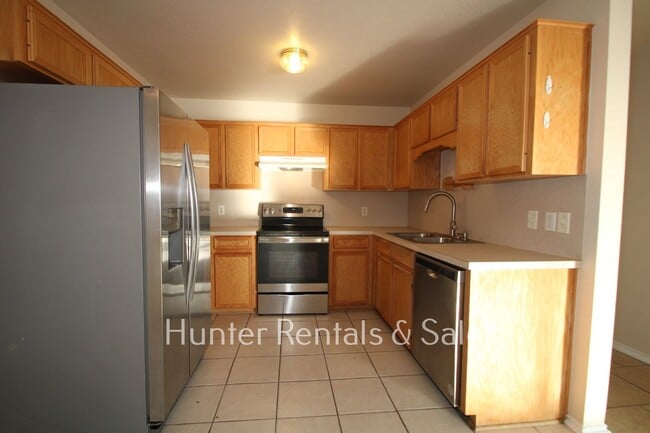 Building Photo - Spacious Three-Bedroom!