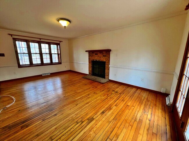 Building Photo - Colonial on Large Wooded Lot