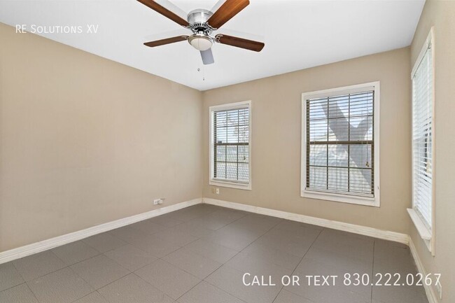 Building Photo - "Charming 2-Bed Oasis in San Antonio: Cozy...