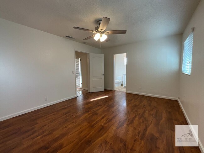 Building Photo - 3074 E Terrace Ave