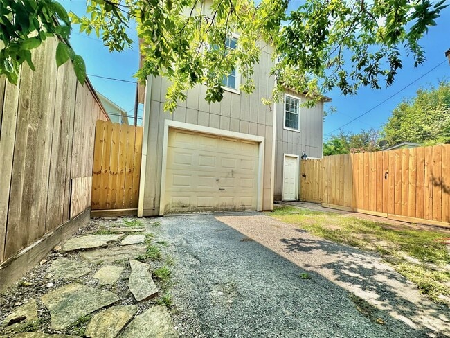 Primary Photo - 114 Munford St