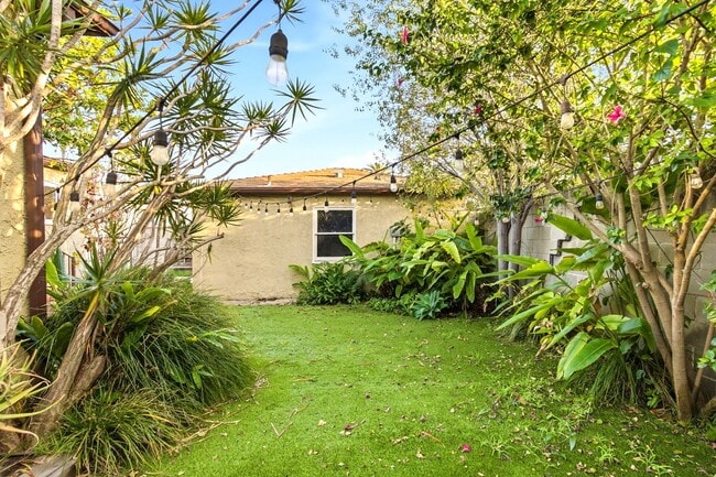 Building Photo - Beautiful 3 Bed + 2 Bath House + Front & Back Yard, Garage, Driveway