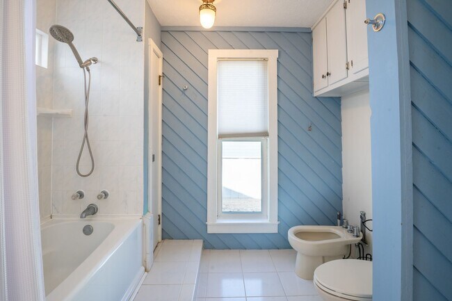 Building Photo - TIME TO SECURE YOUR BOATER'S PARADISE FOR THE FALL OF '25-SPRING OF '26