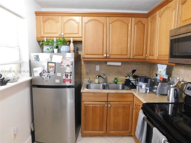 Building Photo - 427 Santander Ave