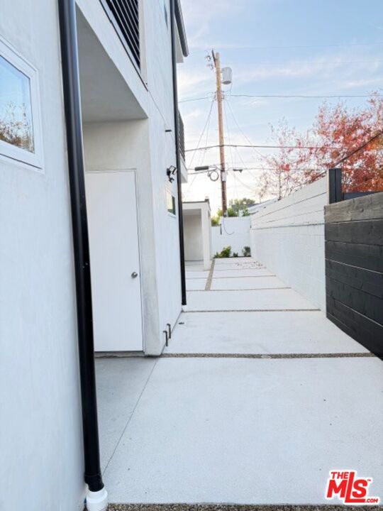 Building Photo - 5193-5193 Lindley Ave