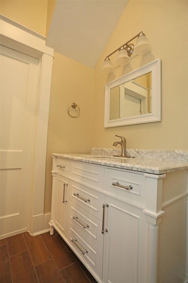 Building Photo - 614 W Alabama St