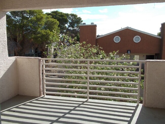 Building Photo - Charming 2 Bed / 2 Bath Condo with Fireplace & Balcony – Prime Location!