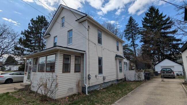 Building Photo - Discover this well-maintained 3-bedroom, 1-bath home in Akron