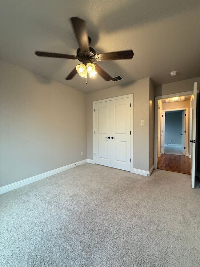 Building Photo - 3/2/2 - WATER + LAWN CARE Included + COMMUTER FRIENDLY