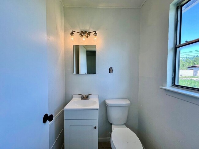 Building Photo - 1803 Fernwood St