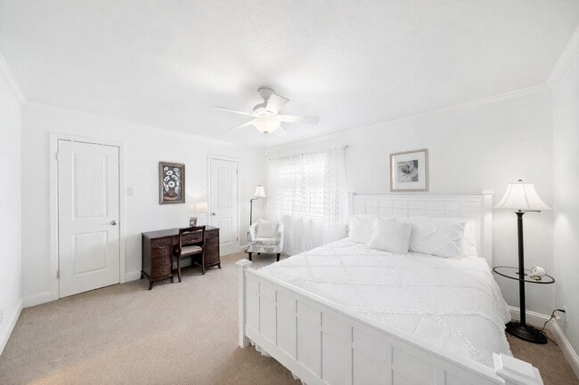 Building Photo - 8944 Chatsworth Dr