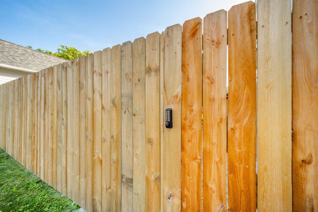 Building Photo - 930 Elm St