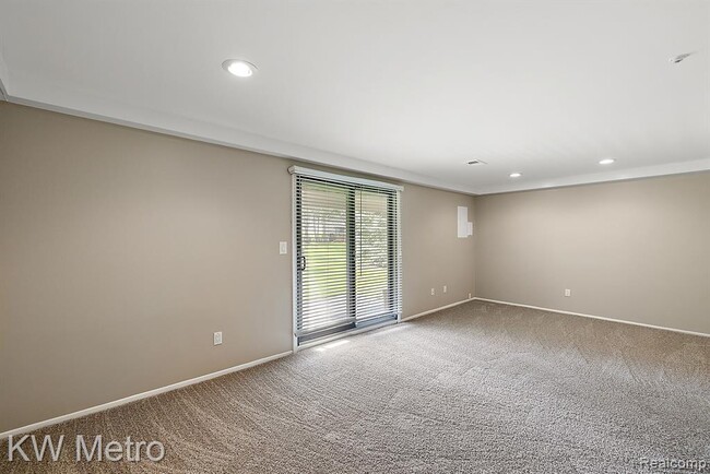 Building Photo - 5652 Drake Hollow Dr E