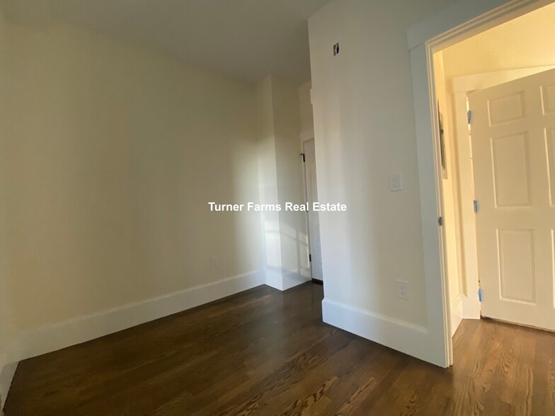 Building Photo - 261B W Newton St